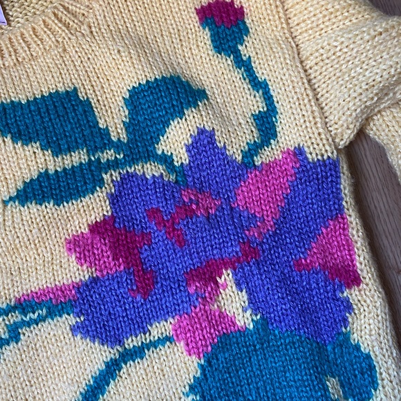 SOLD🌼Vintage graphic floral knit - Picture 3 of 5